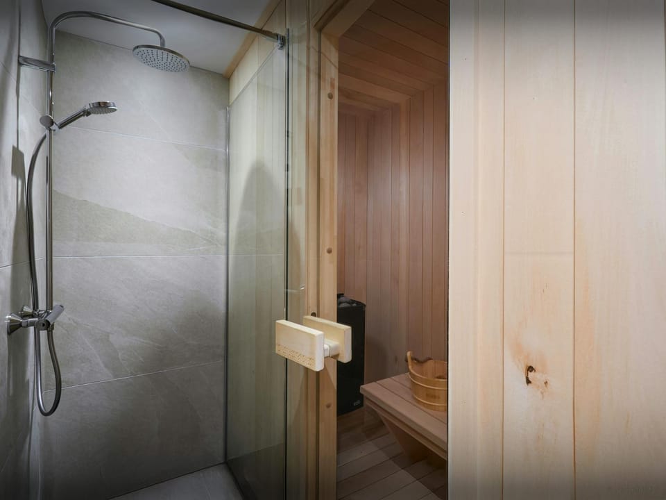 Shower, Sauna