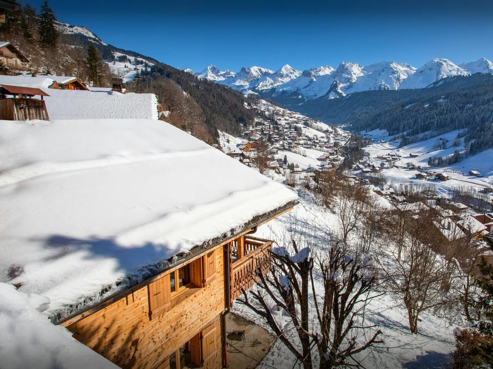 Property building, Day, Natural landscape, Winter, Mountain view