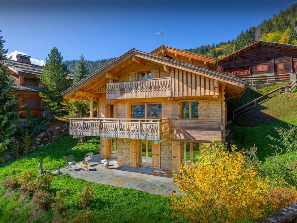 Property building, Day, Natural landscape, Summer, Garden, Garden view, Mountain view