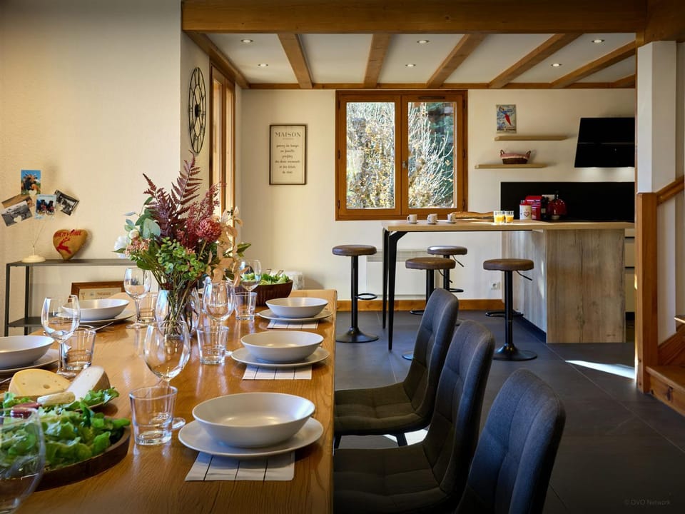 Kitchen or kitchenette, Dining area