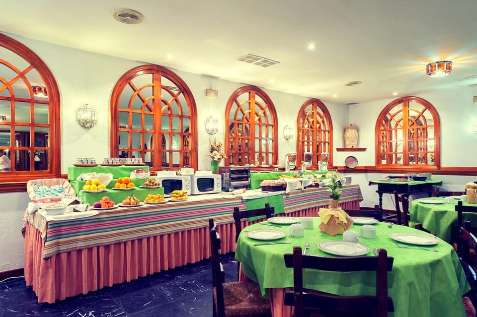 Restaurant/places to eat, Banquet/Function facilities, Breakfast
