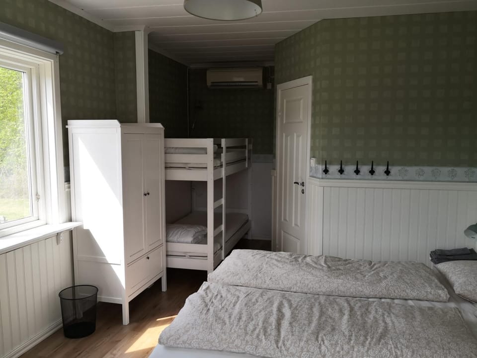Bedroom, bunk bed