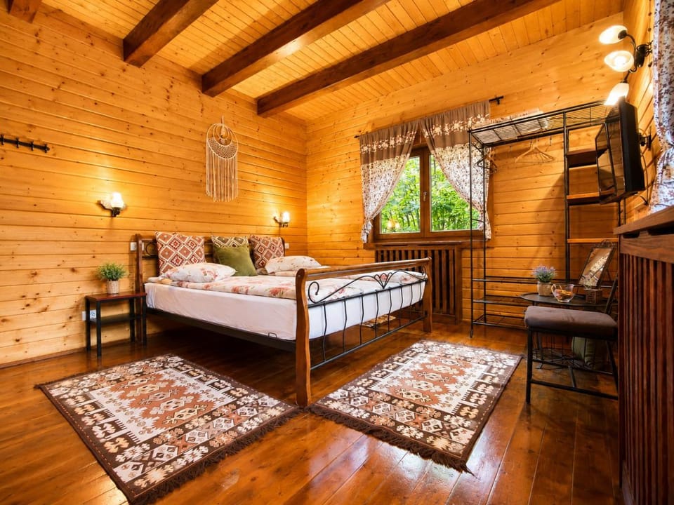 Bed, TV and multimedia, Bedroom