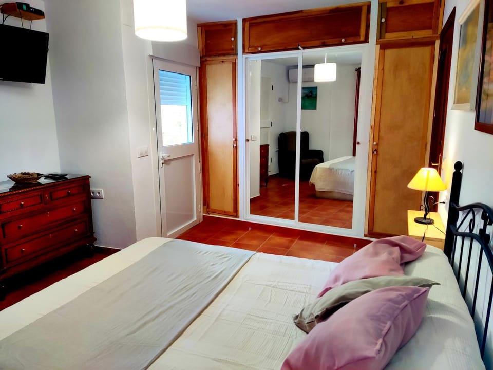 Bed, TV and multimedia, Photo of the whole room, Bedroom, air conditioner