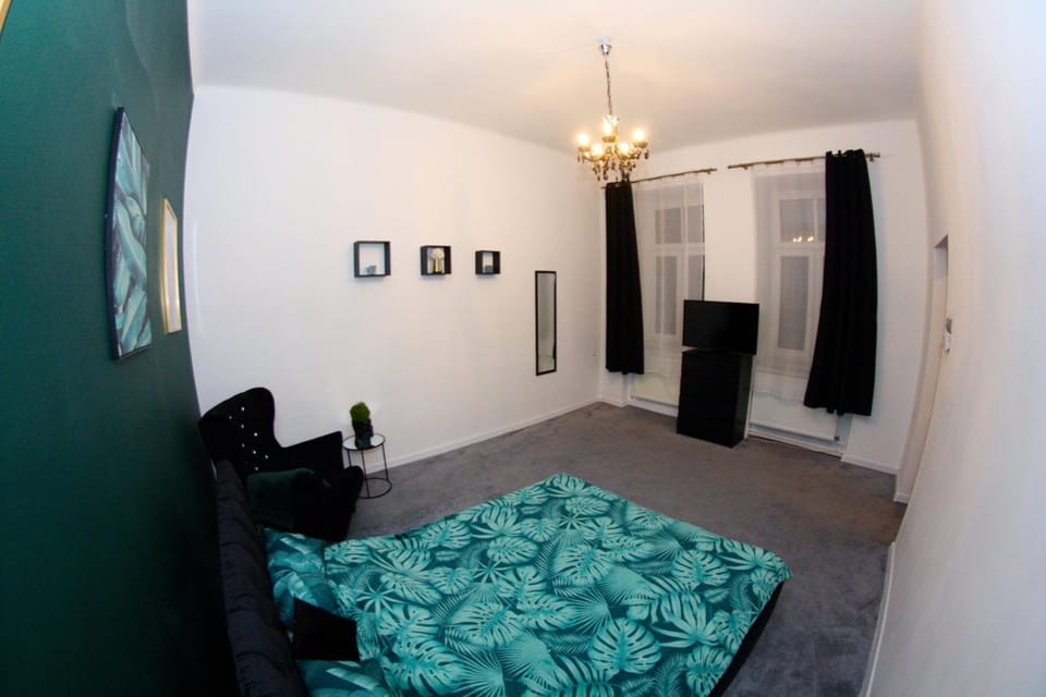 Bed, TV and multimedia, Living room, Photo of the whole room, Seating area, Bedroom
