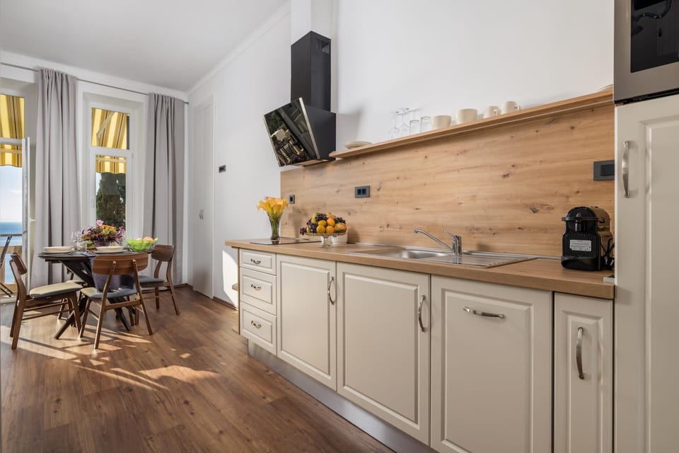 Kitchen or kitchenette, Dining area, minibar, pet friendly, stove