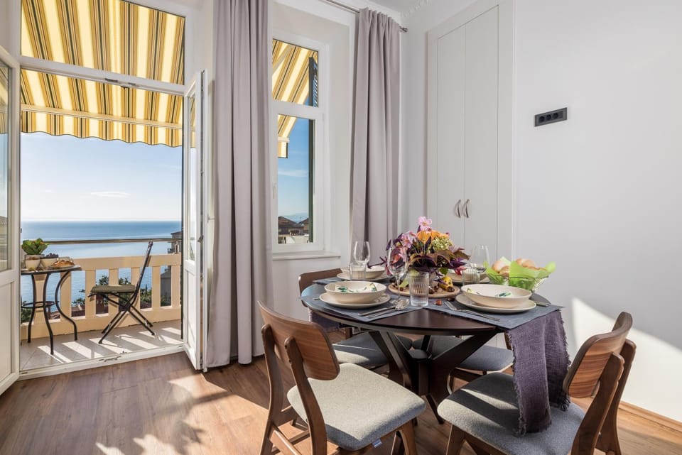 Day, Balcony/Terrace, Living room, Seating area, Dining area, Sea view