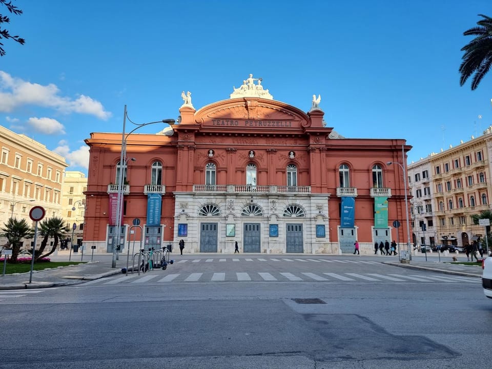Nearby landmark, Location