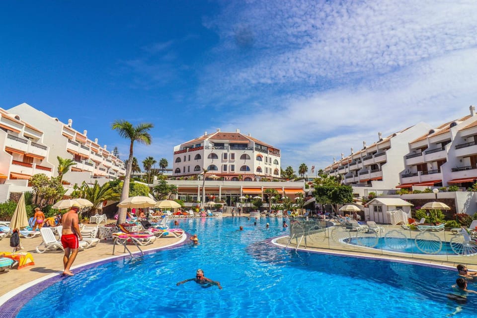 Property building, Pool view, Swimming pool, sunbed