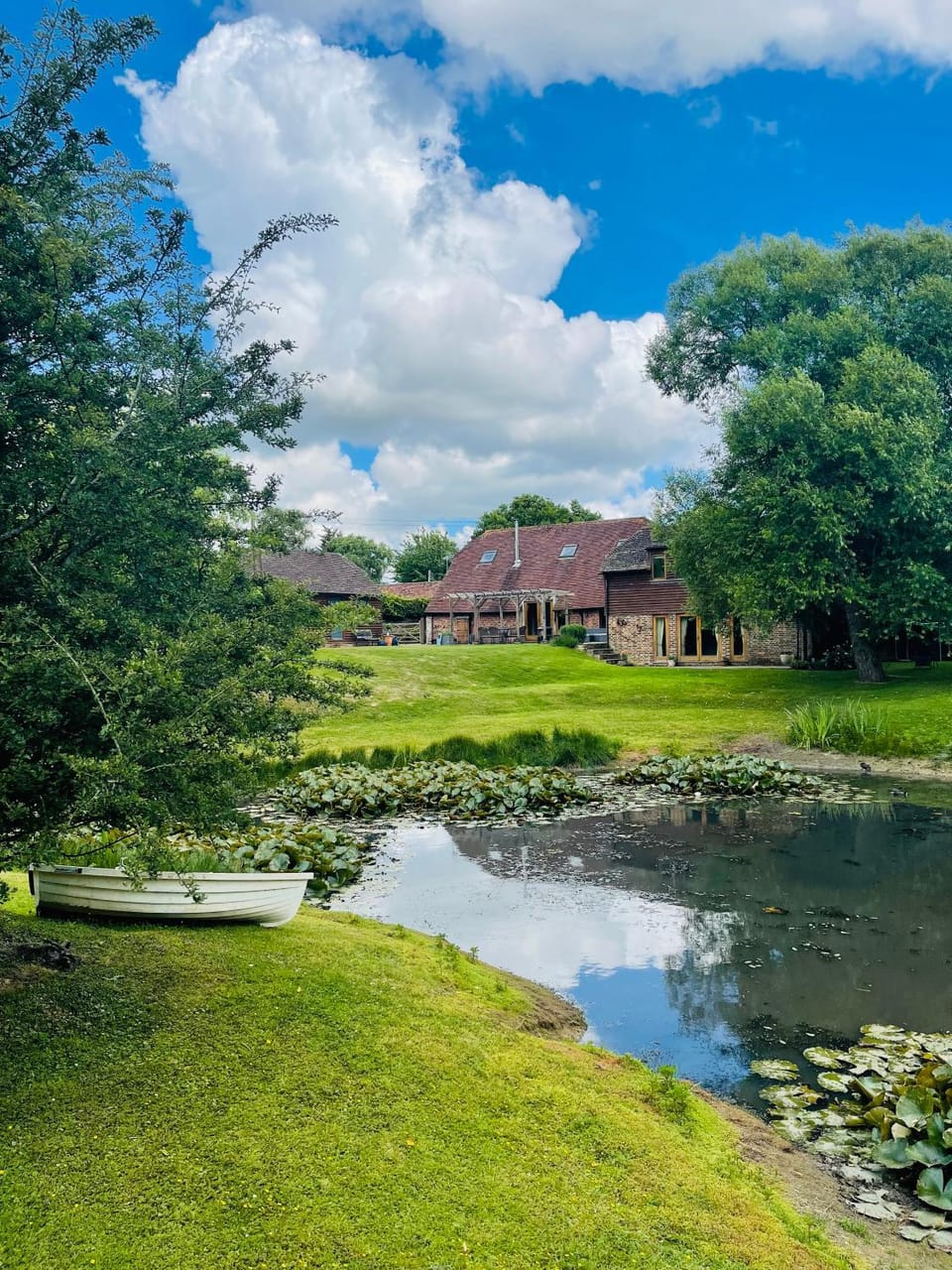 The Barn cottage with hot tub overlooking the lake Apartment in Lewes District