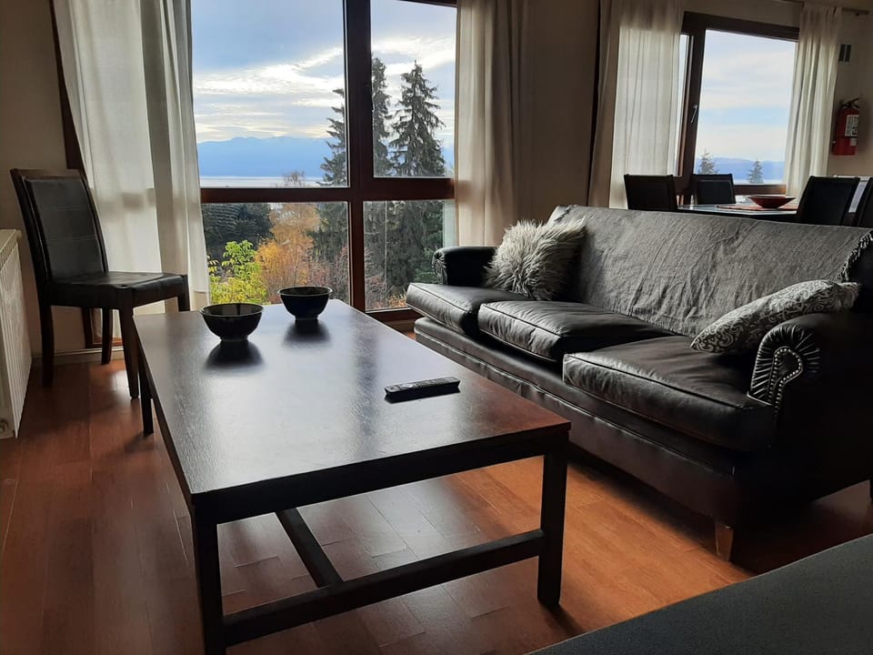 Hermoso departamento con vista al lago y cochera Apartment in San Carlos Bariloche