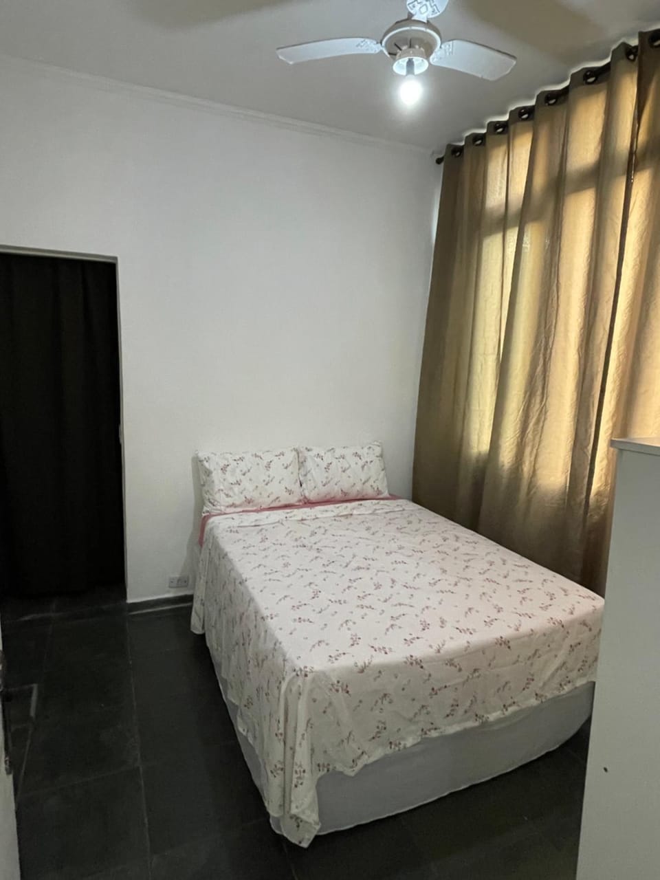 Bed, Photo of the whole room, fireplace
