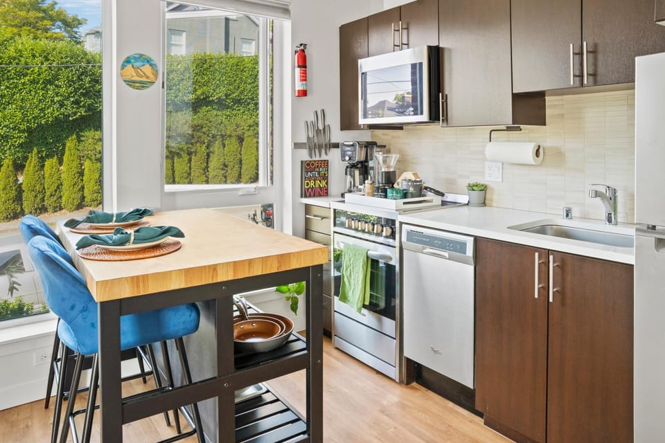 Kitchen or kitchenette, Dining area
