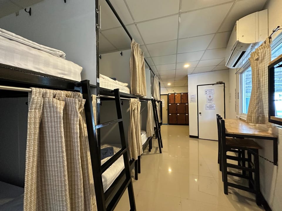 Bedroom, bunk bed, air conditioner