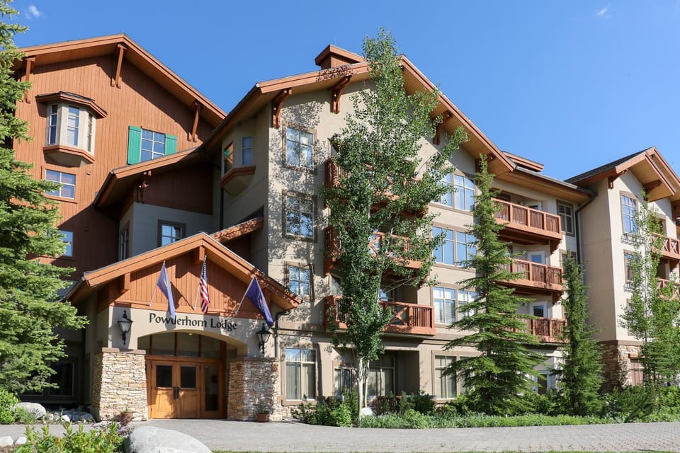 3309B - Queen Standard Powderhorn Lodge Hotel in Burnt Flat