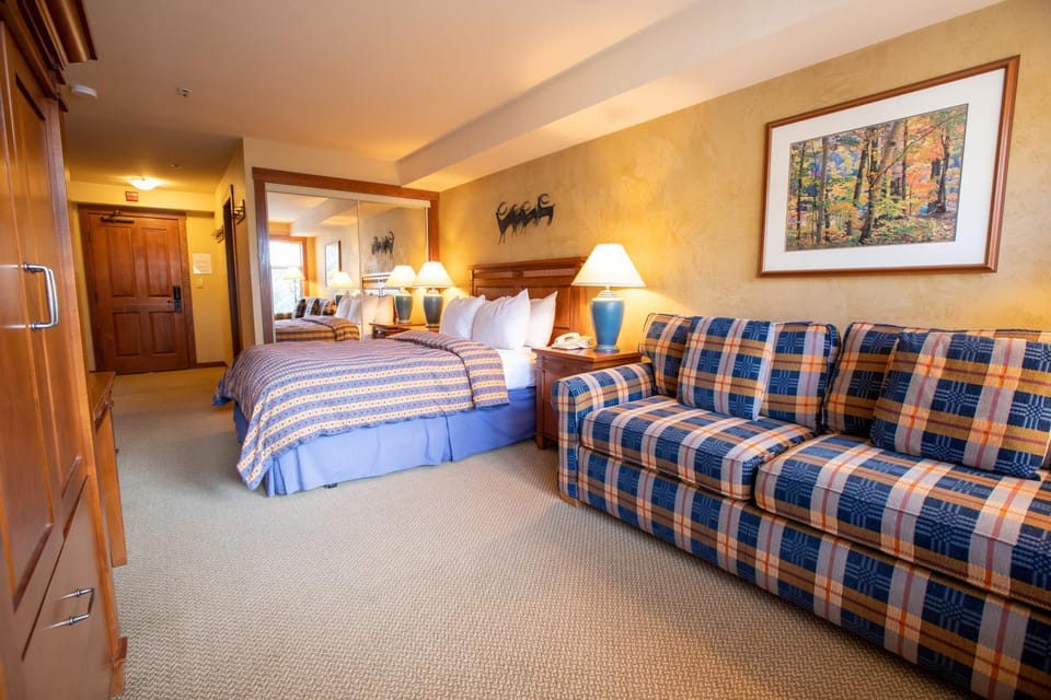 3309B - Queen Standard Powderhorn Lodge Hotel in Burnt Flat