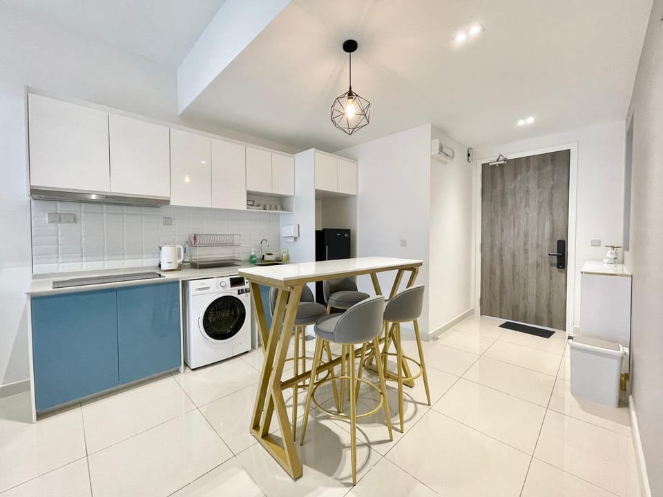 Kitchen or kitchenette, Dining area