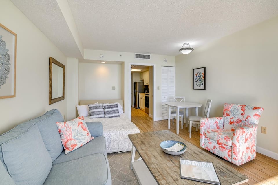 1 Mi to Myrtle Beach Boardwalk: Oceanfront Condo House in Myrtle Beach