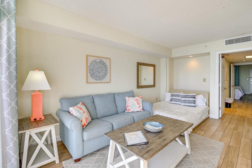 1 Mi to Myrtle Beach Boardwalk: Oceanfront Condo House in Myrtle Beach