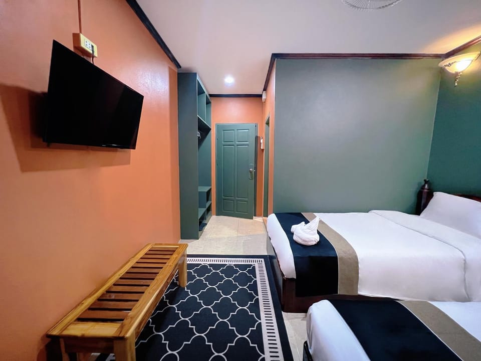 Bed, TV and multimedia, Photo of the whole room, Bedroom, towels