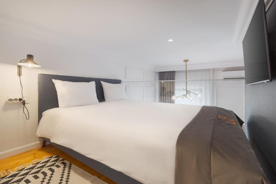 Bed, TV and multimedia, Bedroom