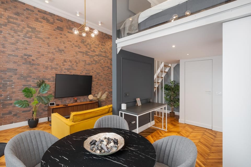 TV and multimedia, Living room, Seating area, Evening entertainment