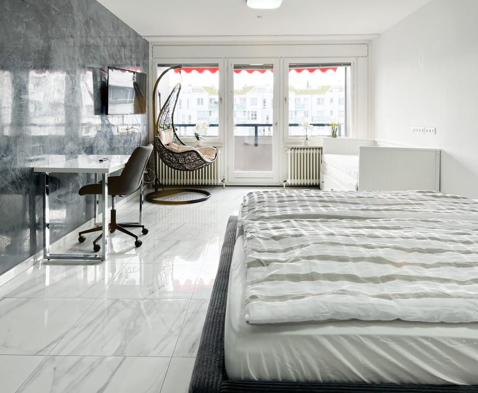 Bed, TV and multimedia, Living room, Photo of the whole room, Seating area, Bedroom