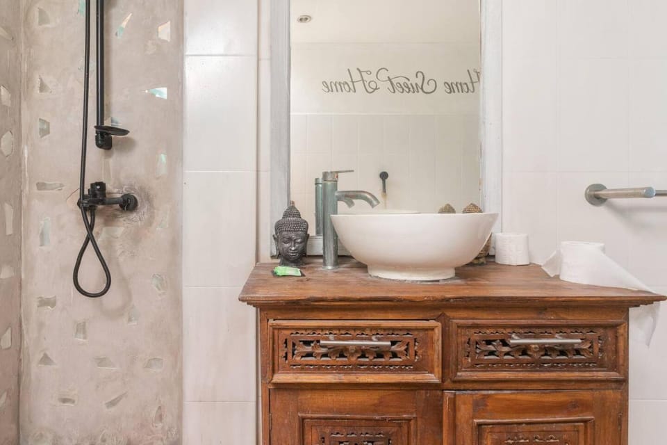 Charming 2Bdr Villa in the heart of Canggu & Beach walking Distance Villa in North Kuta