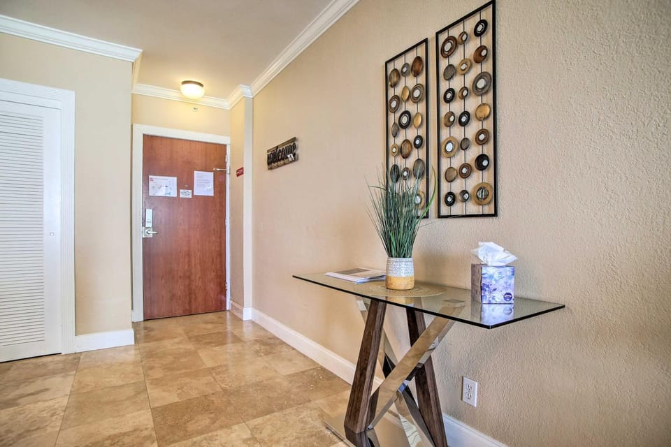 Ocean-View Balcony: Beachfront Hollywood Apt! Apartment in Hollywood Beach