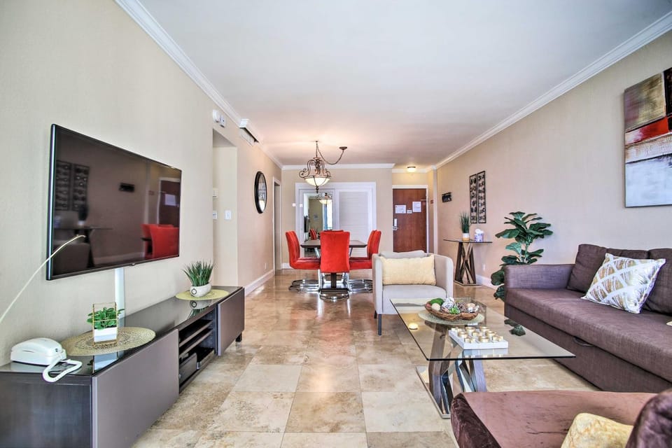 Ocean-View Balcony: Beachfront Hollywood Apt! Apartment in Hollywood Beach