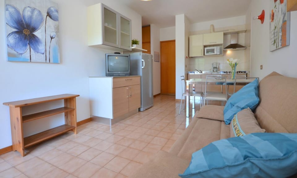 TV and multimedia, Kitchen or kitchenette, Living room, Seating area, Dining area, oven, pet friendly, stove