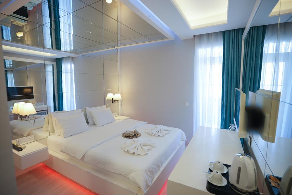 Bed, TV and multimedia, Photo of the whole room, Bedroom, towels