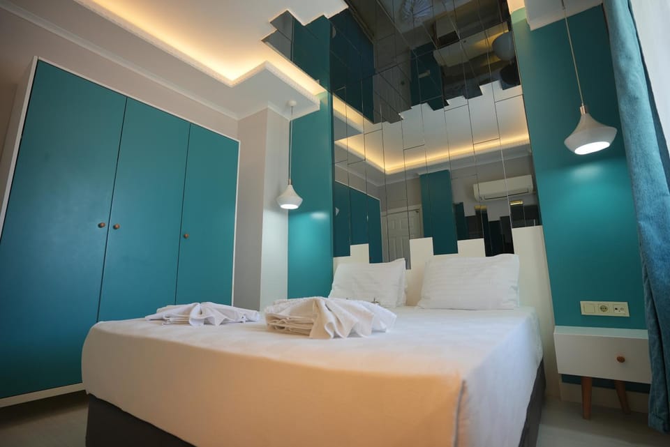 Bedroom, towels