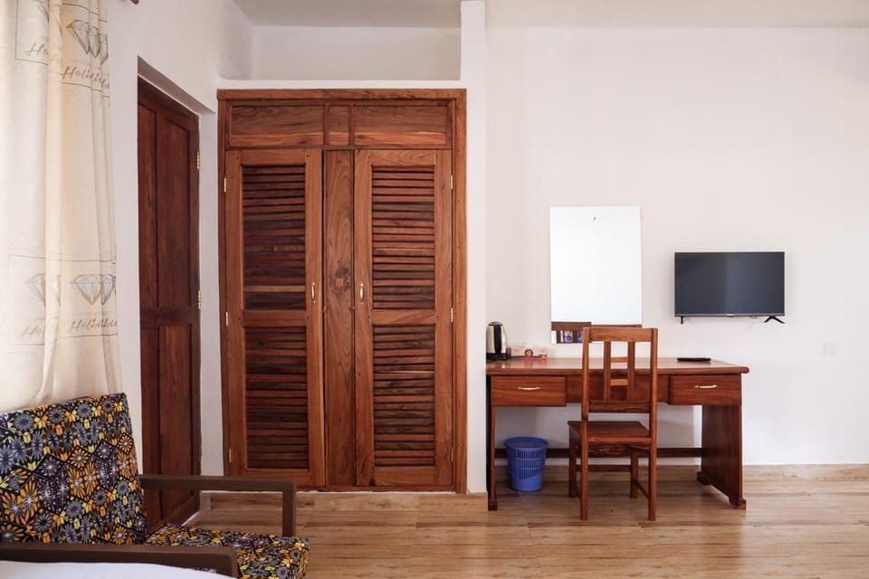 TV and multimedia, Coffee/tea facilities, Seating area, hair dresser, wardrobe