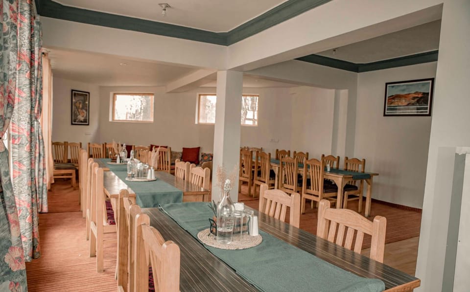 Restaurant/places to eat, Restaurant/places to eat, Dining area