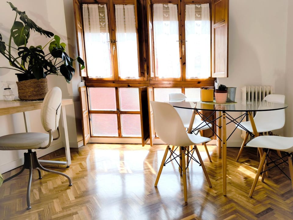 Seating area, Dining area
