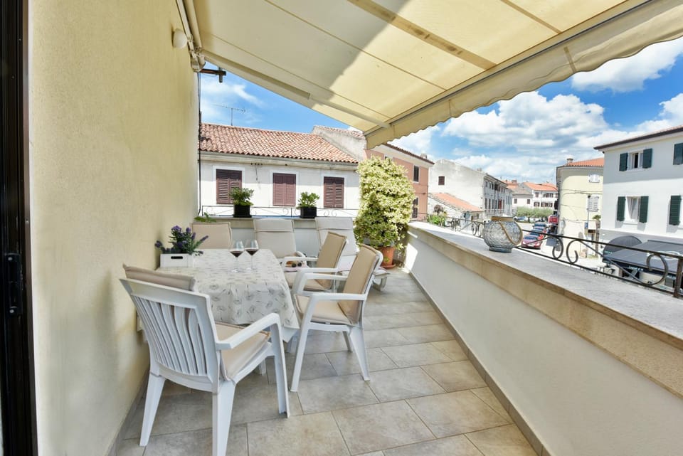 Day, View (from property/room), Balcony/Terrace, Seating area, Dining area, Location