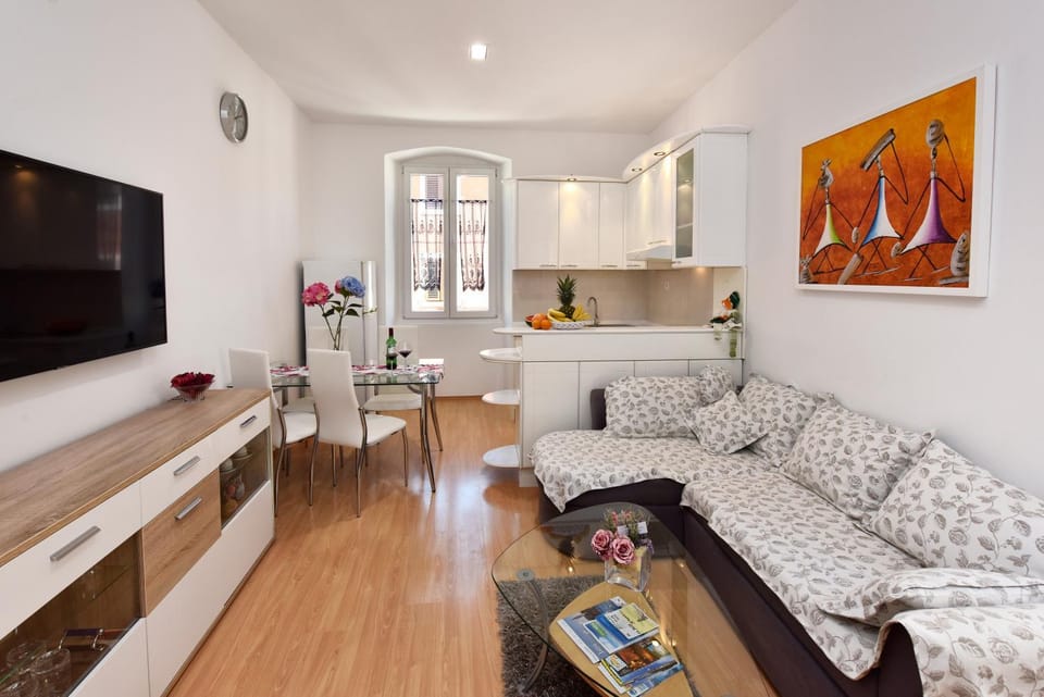 Communal lounge/ TV room, TV and multimedia, Kitchen or kitchenette, Living room, Seating area, Dining area, Evening entertainment, minibar