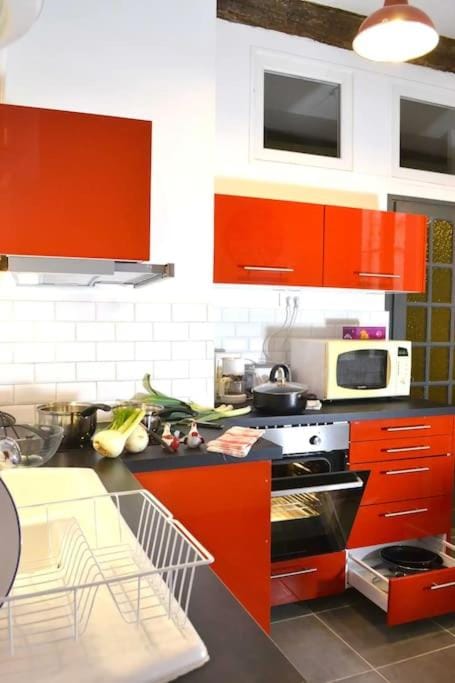 Kitchen or kitchenette, Dining area, minibar, pet friendly, storage, stove, toaster