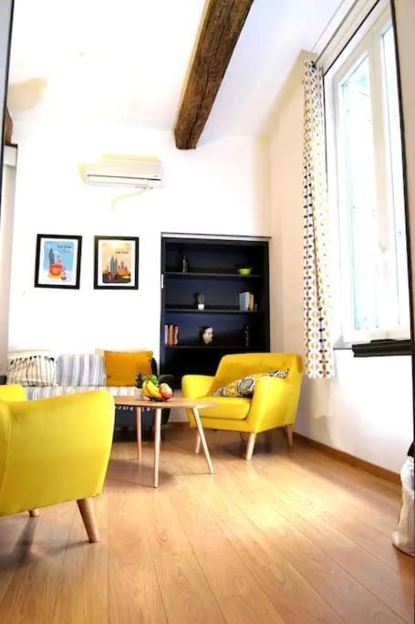TV and multimedia, Living room, Seating area, air conditioner