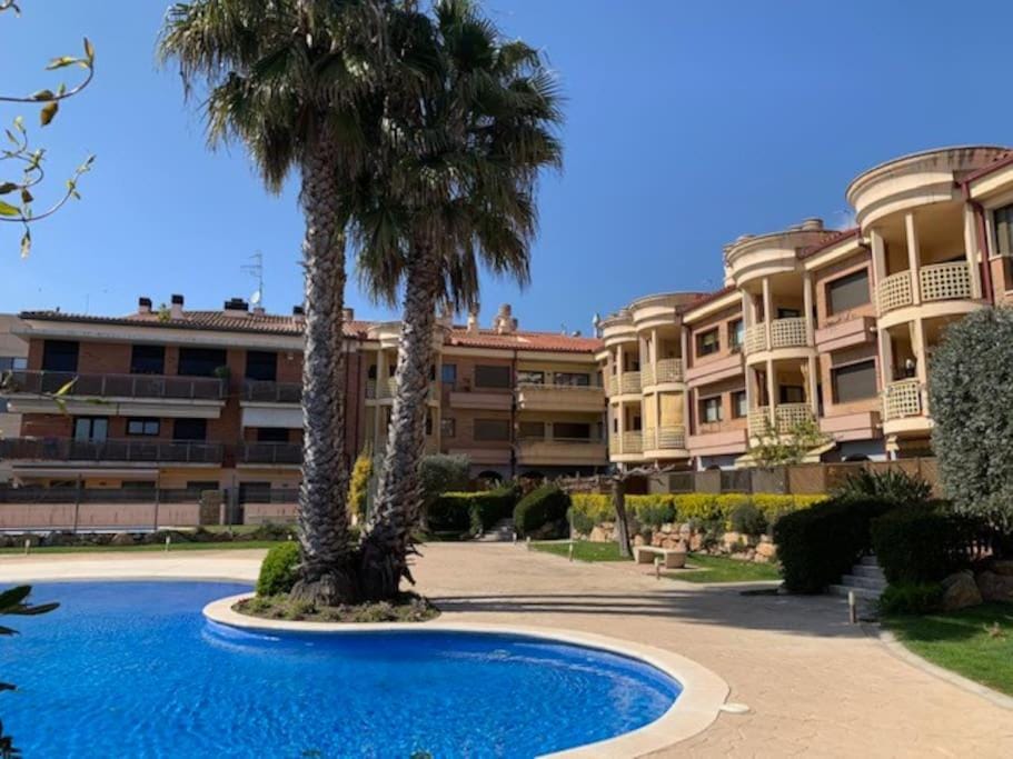Property building, Garden, Garden view, Pool view, Swimming pool