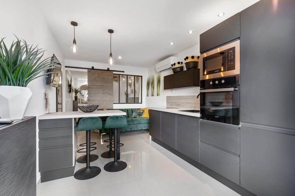 Kitchen or kitchenette, Dining area, dishwasher, minibar, pet friendly, stove