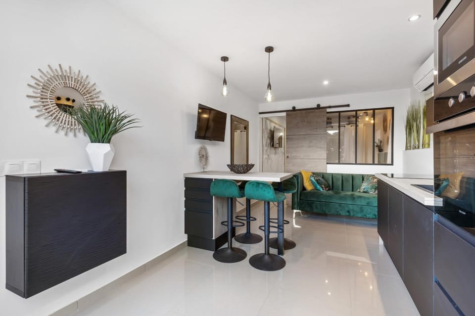 TV and multimedia, Kitchen or kitchenette, Living room, Seating area