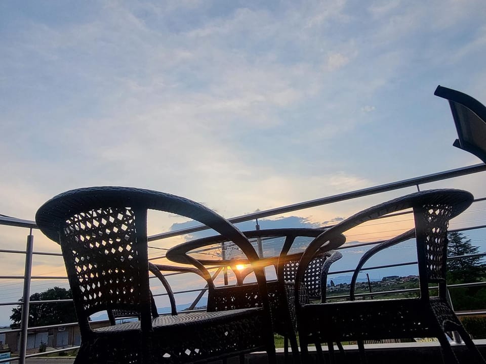 Sunrise, Sunset, Internal: Not applicable to any particular room
