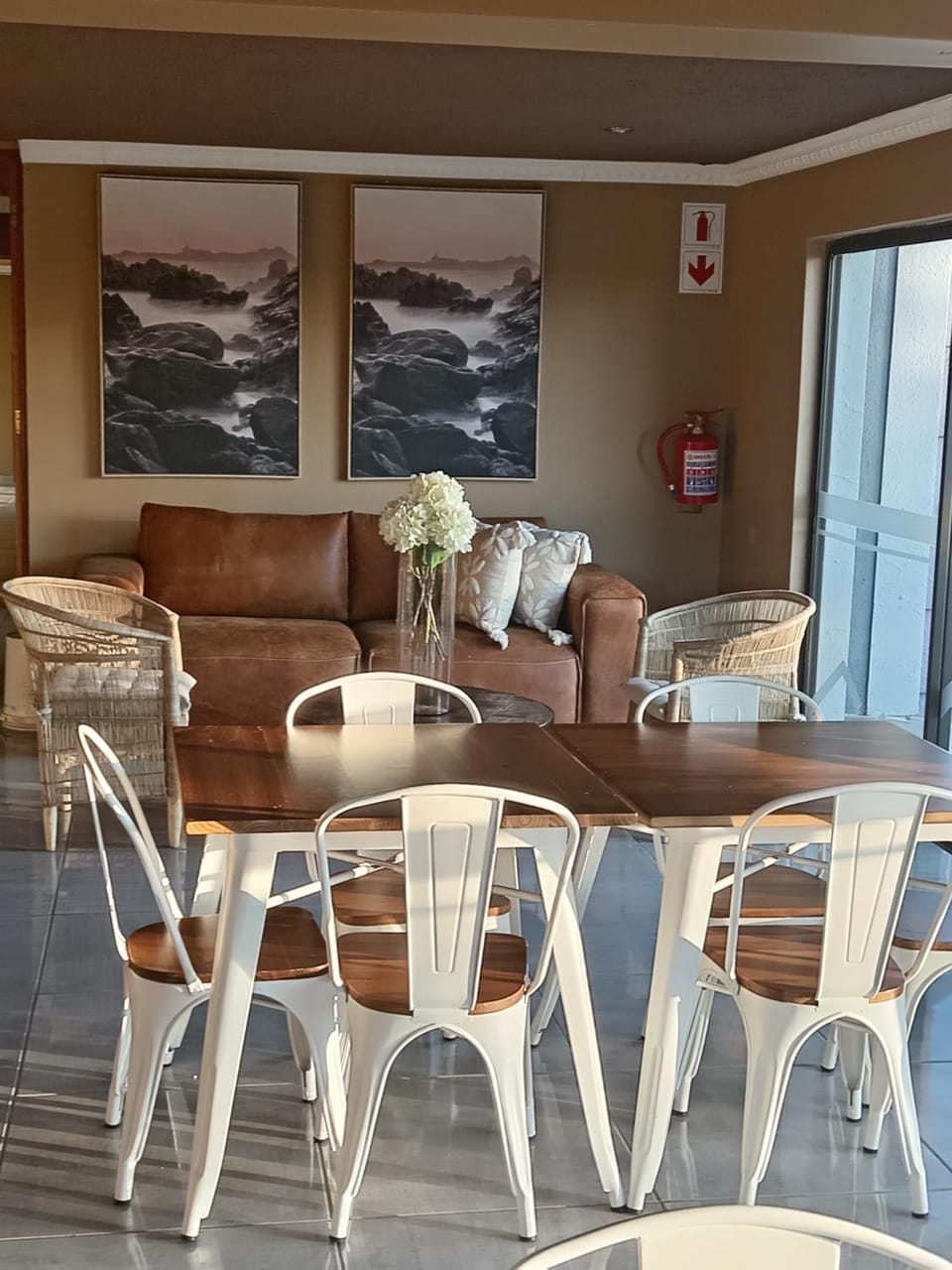 Restaurant/places to eat, Seating area