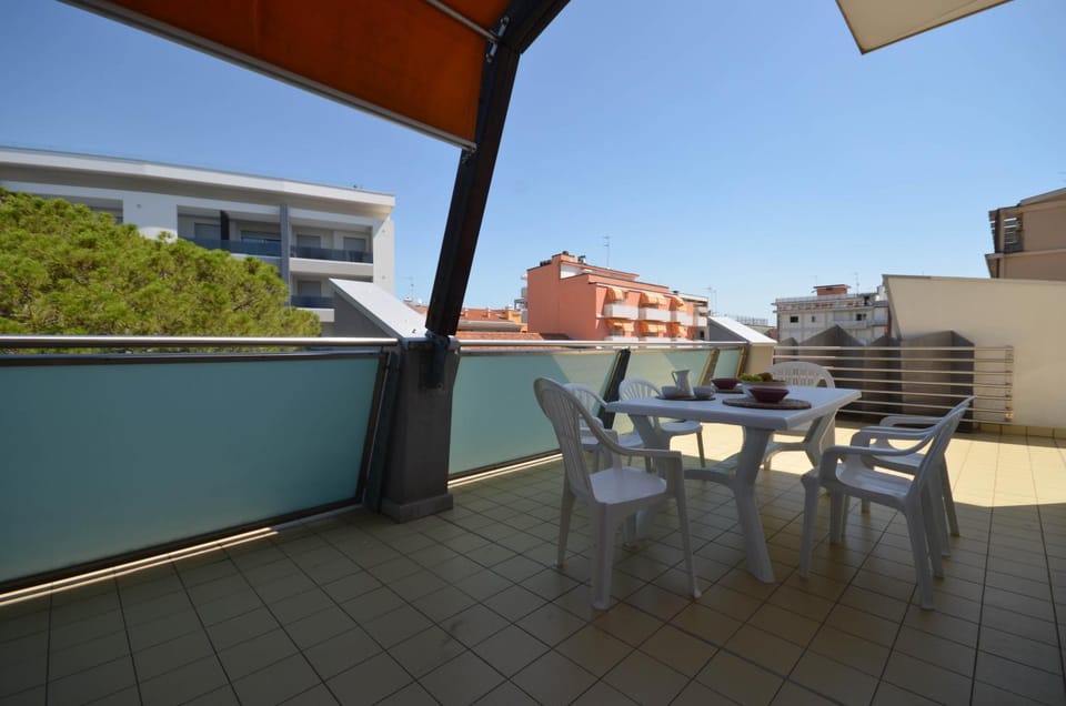 View (from property/room), Balcony/Terrace, Dining area
