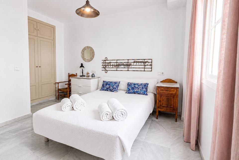 Bed, Bedroom, towels, wardrobe