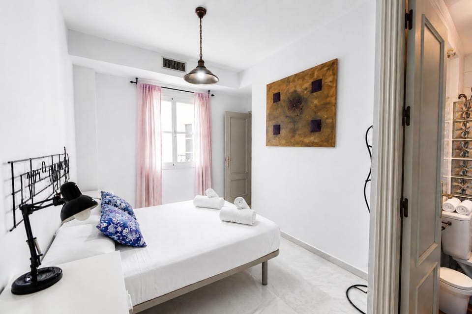 Shower, Bed, Bathroom, Photo of the whole room, Bedroom, towels