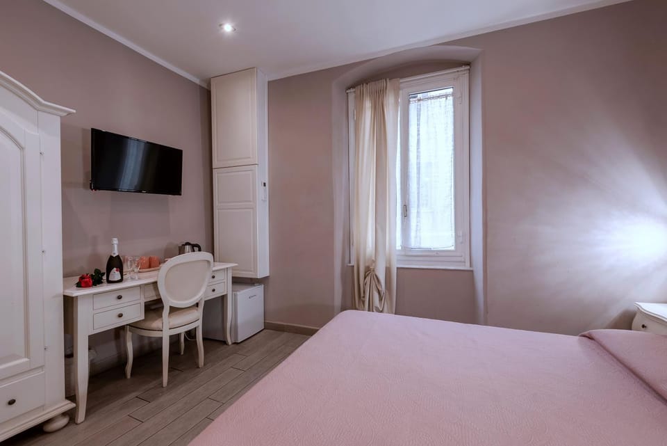 Bed, TV and multimedia, Photo of the whole room, hair dresser