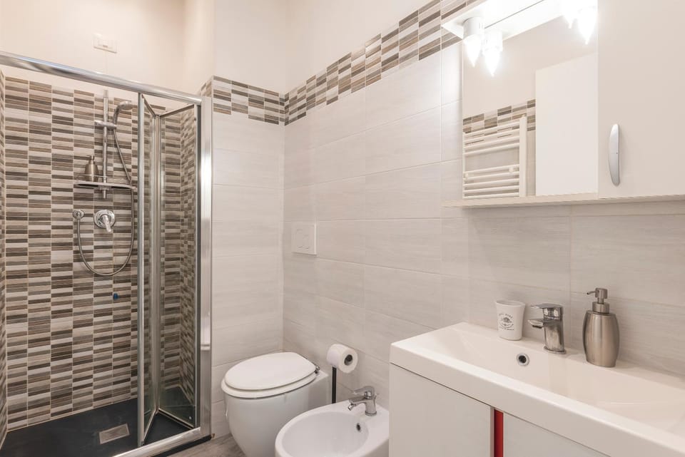 Shower, Toilet, Bathroom, bidet, towels